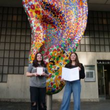 Kira und Marlene mit dem Preis